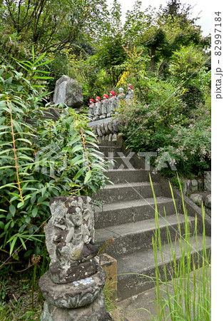 長瀞町散歩：長瀞七草寺　洞昌寺　参道の六地蔵尊 82997184