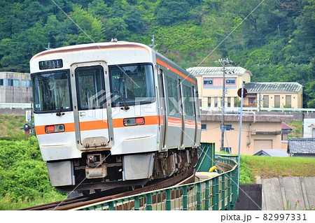 鉄橋を渡るキハ普通列車 82997331