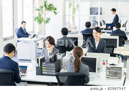 オフィスで働く人々 82997547
