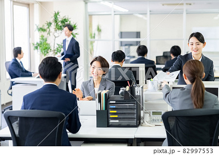 オフィスで働く人々 82997553