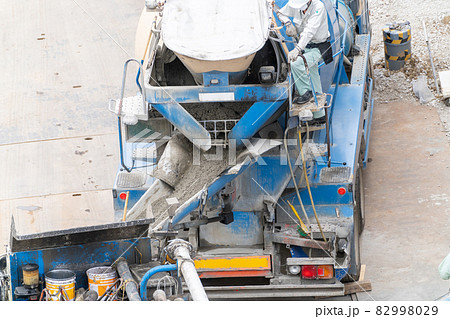 コンクリート　トラックアジテーター　コンクリートポンプ車　基礎工事　建築 82998029