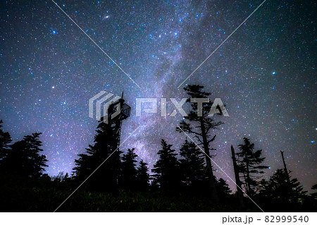 群馬県 天の川 渋峠の星空の写真素材