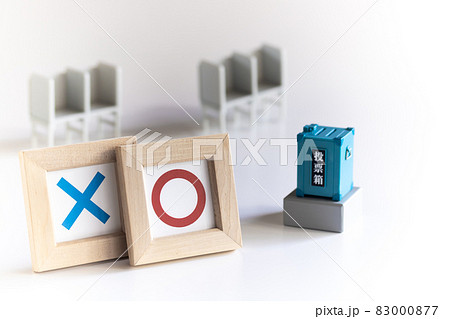 ミニチュアの投票箱と投票記載台 83000877