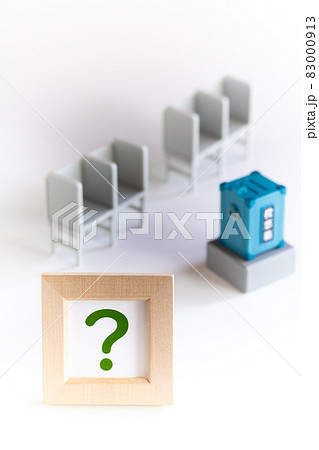 ミニチュアの投票箱と投票記載台 83000913