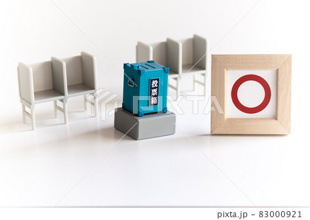 ミニチュアの投票箱と投票記載台 83000921