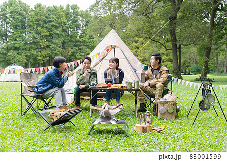 キャンプを楽しむ若い男女 83001599