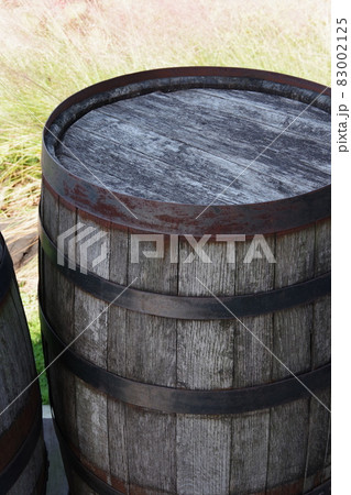 古い木製の樽 83002125