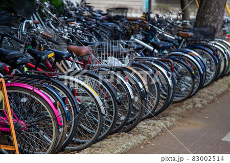 無料駐輪場にぎっしり停められた自転車 無料駐輪場にぎっしり停められた自転車 83002514