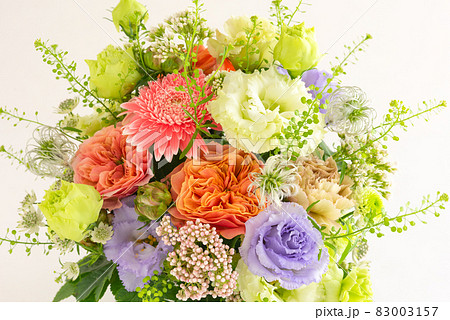 俯瞰からのガーベラや薔薇などのフラワーアレンジメント 俯瞰からのガーベラや薔薇などのフラワーアレンジメント 83003157