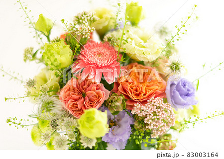自然光でのガーベラや薔薇などのフラワーアレンジメント 83003164