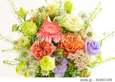 自然光でのガーベラや薔薇などのフラワーアレンジメント 83003166