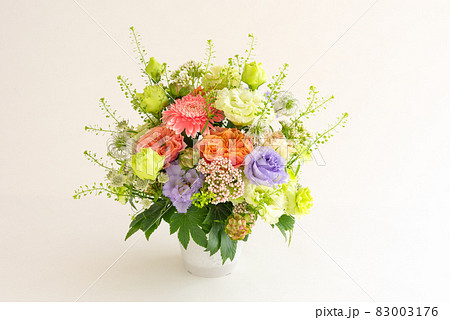 俯瞰からのフラワーアレンジメント 83003176