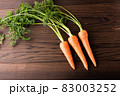 オーガニックな葉付きのにんじん 83003252
