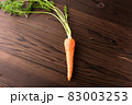 オーガニックな葉付きのにんじん 83003253