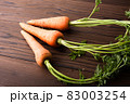 オーガニックな葉付きの人参 83003254