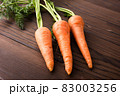 オーガニックな葉付きのニンジン 83003256