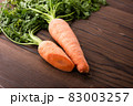 オーガニックな葉付きのにんじん 83003257