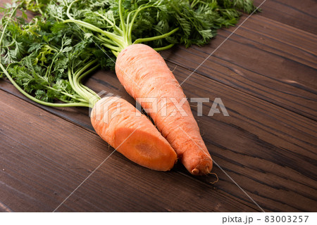 オーガニックな葉付きのにんじん オーガニックな葉付きのにんじん 83003257