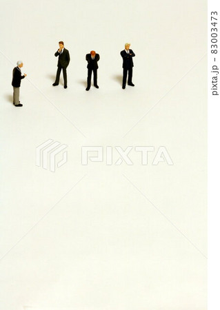 何かを言おうとする人と考え込む人 speaking man & considering men 何かを言おうとする人と考え込む人 speaking man & considering men 83003473