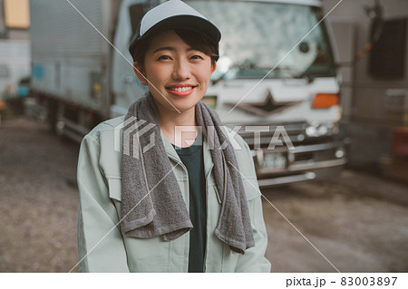 女性トラック運転手 83003897
