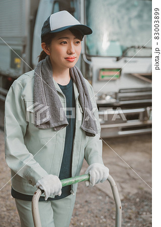 女性トラック運転手 女性トラック運転手 83003899