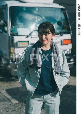 女性トラック運転手 83003902