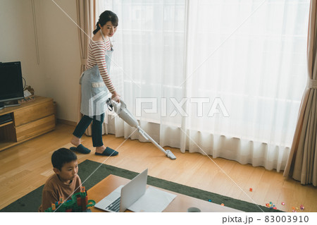 掃除機をかける子育てママ 83003910
