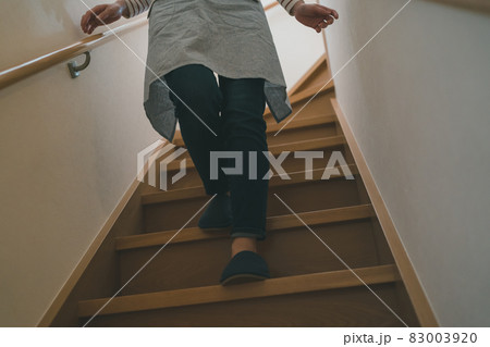 階段と主婦 83003920
