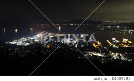広島県呉市の三津峰山展望台から見た日本製鉄の瀬戸内製鉄所呉地区=操業中=と呉市中心部の夜景 広島県呉市の三津峰山展望台から見た日本製鉄の瀬戸内製鉄所呉地区=操業中=と呉市中心部の夜景 83004290