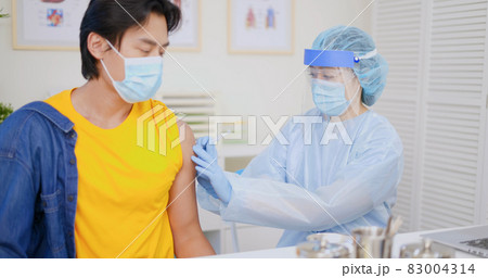 man gets vaccination 83004314
