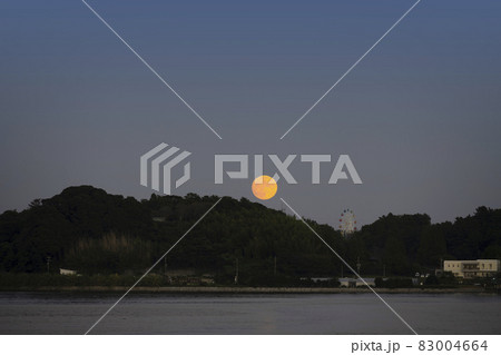 月の出(2021年9月20日18時頃、浜名湖) 月の出(2021年9月20日18時頃、浜名湖) 83004664