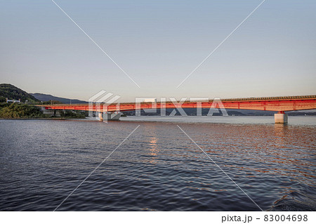 夕陽に染まる浜名湖橋 83004698