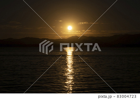 船上より望む浜名湖の日の入り 船上より望む浜名湖の日の入り 83004723