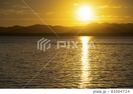 船上より望む浜名湖の日の入り 83004724