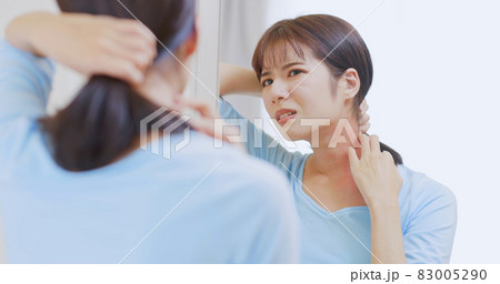 woman scratching her neck 83005290