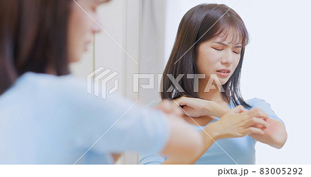 woman scratching her arm 83005292