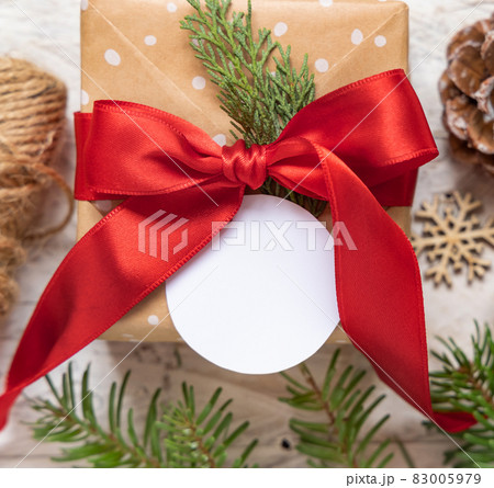 Christmas Gift Box with round gift tag, Mockup 83005979