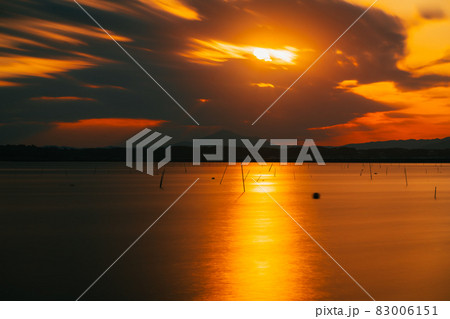 茨城涸沼の夕焼けと筑波山 83006151