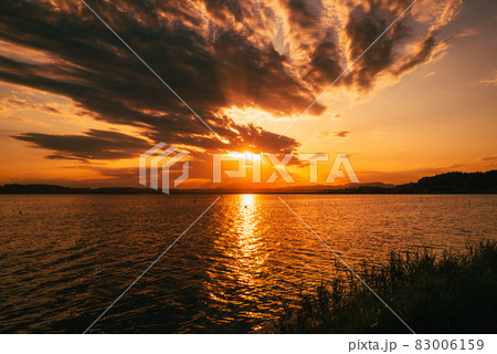 茨城涸沼の夕焼けと筑波山 83006159