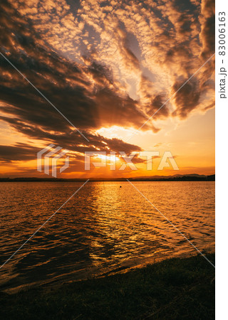 茨城涸沼の夕焼けと筑波山 83006163