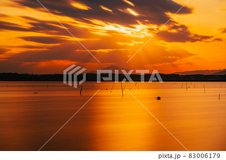 茨城涸沼の夕焼けと筑波山 83006179