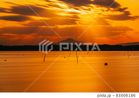 茨城涸沼の夕焼けと筑波山 83006186