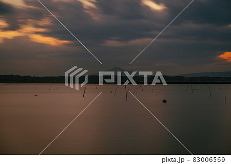 茨城涸沼の夕焼けと筑波山 83006569