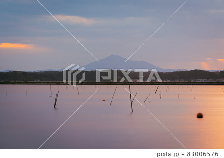 茨城涸沼の夕焼けと筑波山の写真素材