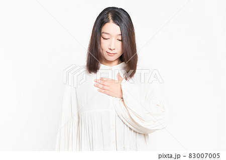 胸に手を当てて考え事をする主婦 胸に手を当てて考え事をする主婦 83007005