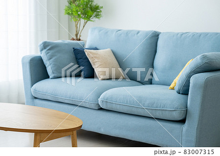 日差しがさしこむ明るいリビング 日差しがさしこむ明るいリビング 83007315