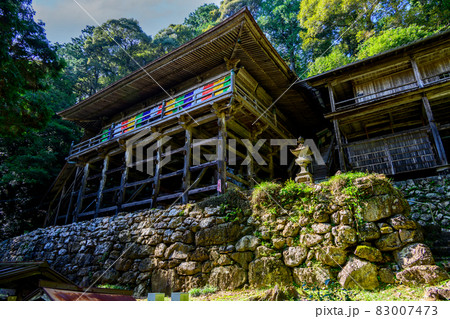 深い森の急峻な斜面に建てられた寺院建築 深い森の急峻な斜面に建てられた寺院建築 83007473