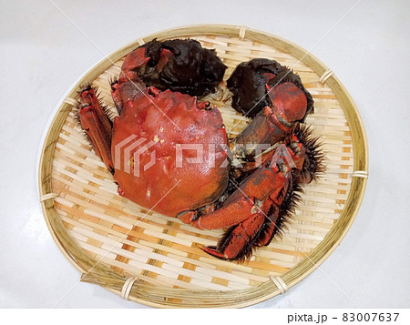 高級モクズガニ(ツガニ)の塩茹でを後ろ斜めから 高級モクズガニ(ツガニ)の塩茹でを後ろ斜めから 83007637