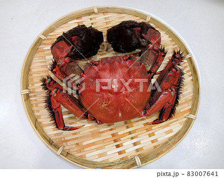 高級モクズガニ（ツガニ）の塩茹でを真上から 83007641