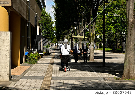 昼時街歩き　街の中を歩く　街に中の散歩　親子ずれ　老夫婦　ベビーカーを押す若いお母さん 83007645